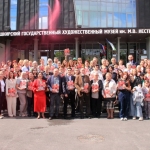 V-den-nacionalnogo-kostjuma-prepodavatelyam-DHSh1-uchastnikam-Vojlokfesta-torzhestvenno-vruchili-katalogi-1